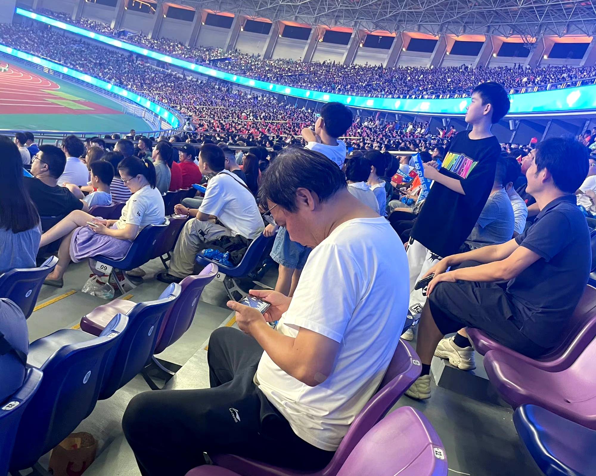 九游体育登录-激烈竞技赛事引发球迷热议，场上精彩瞬间回顾