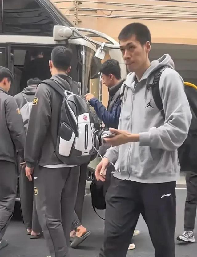 广州队新晋球星表现抢眼，打破赛场沉闷的简单介绍