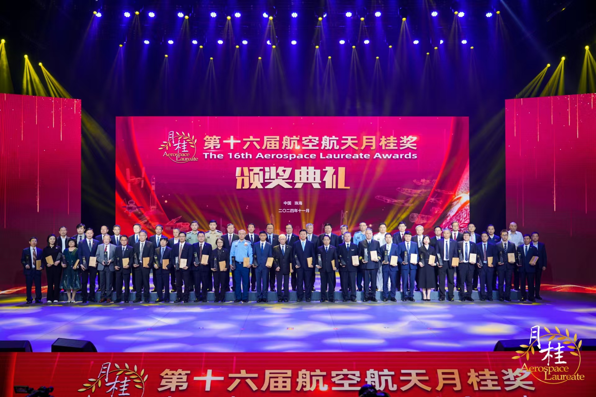 中国代表团重夺桂冠，集体华丽亮相