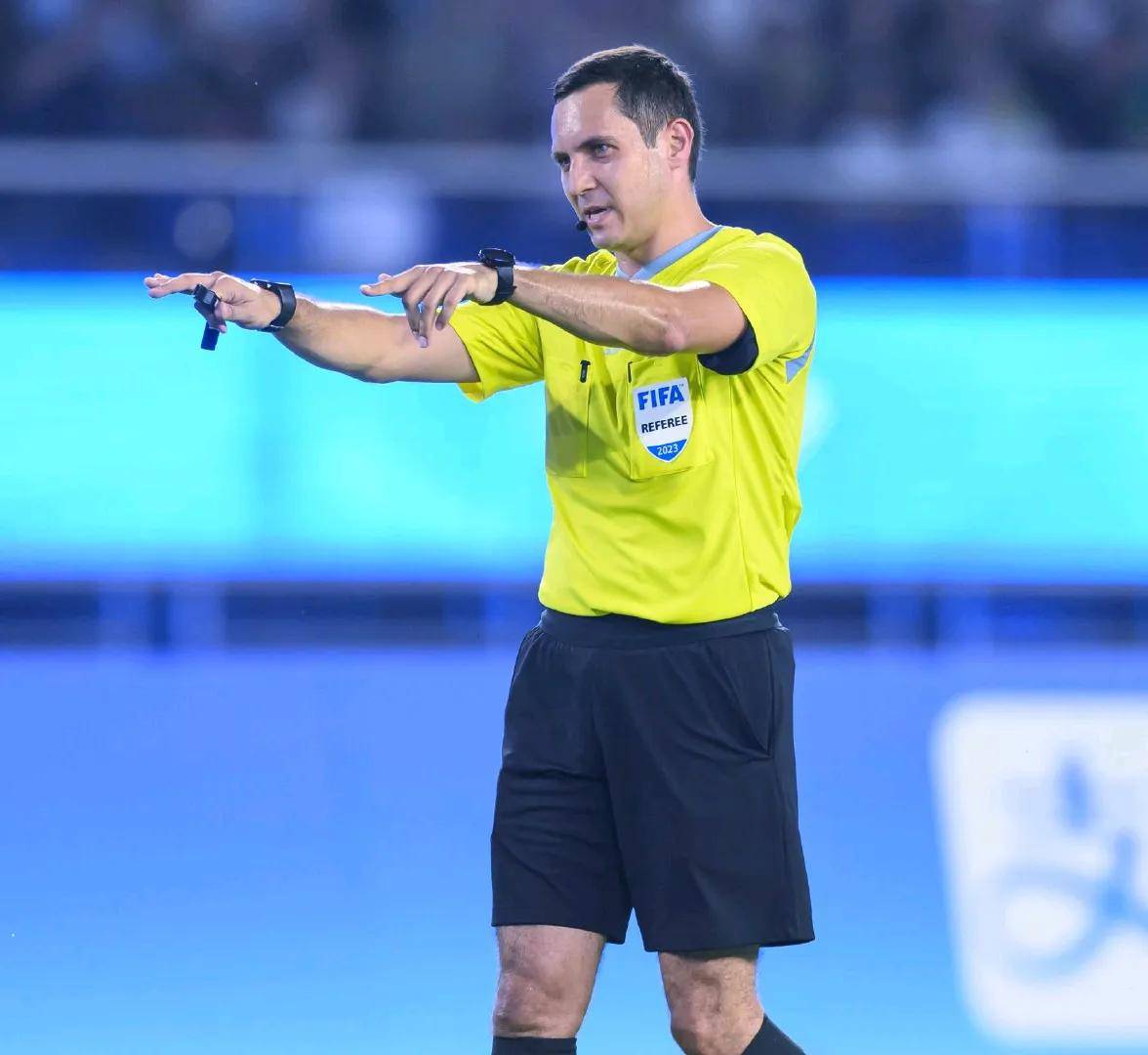 九游体育网页版-世界杯半决赛悬念重重，球迷紧张不已