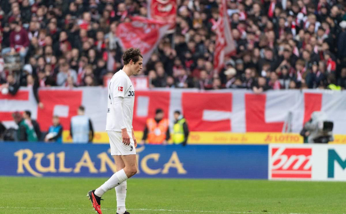 奥格斯堡队在比赛中实现反转，战胜强敌