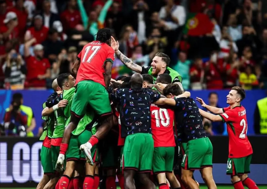 包含惊险一幕!欧洲足球职业队伍比拼激烈的词条 包含惊险一幕!欧洲足球职业队伍比拼激烈的词条