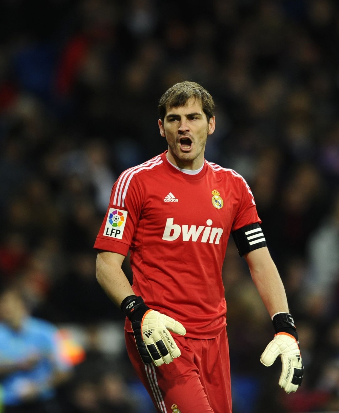 传奇门将卡西利亚斯宣布退役，西甲球迷感慨万千