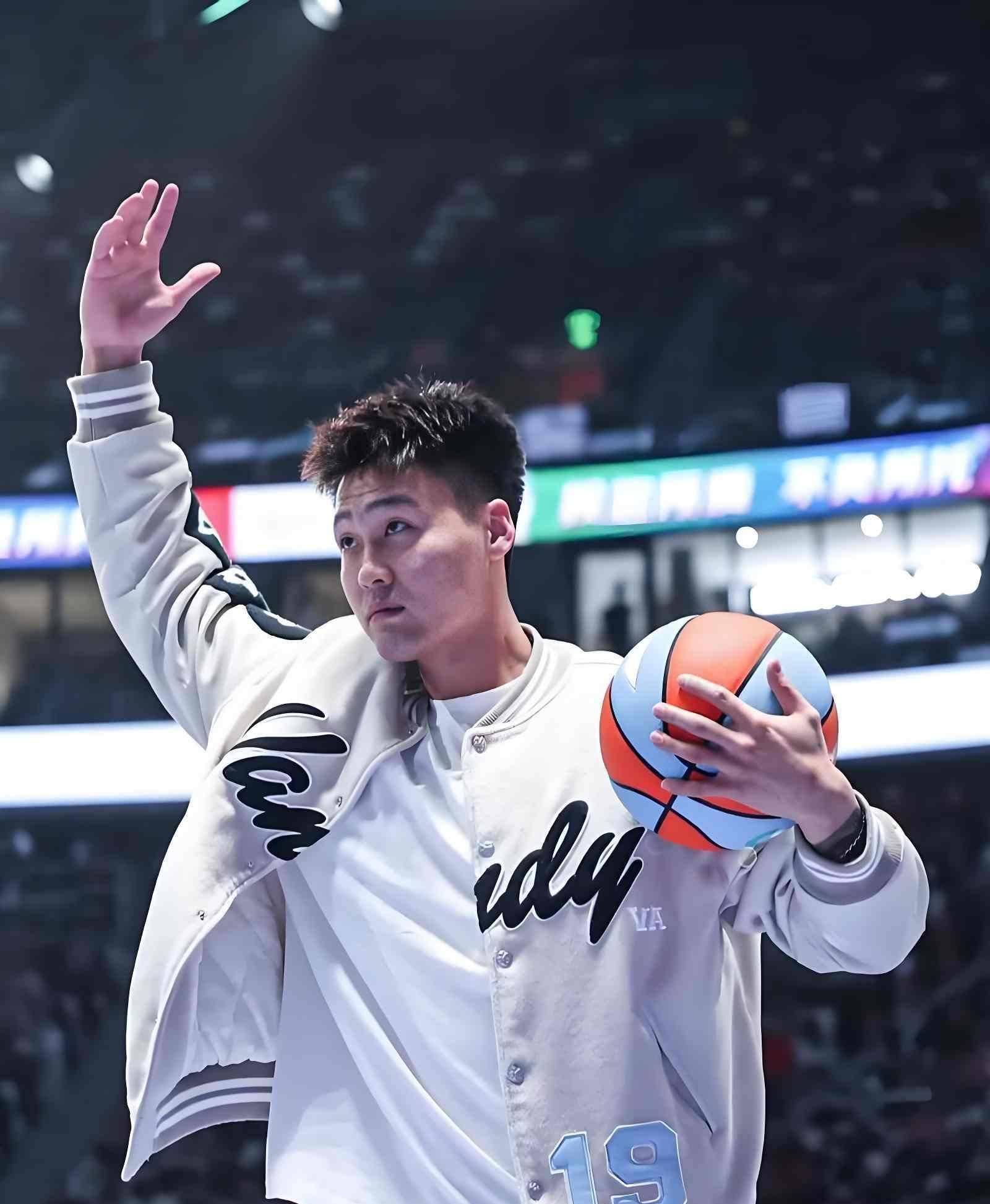 上海男篮迎来新赛季首次胜利