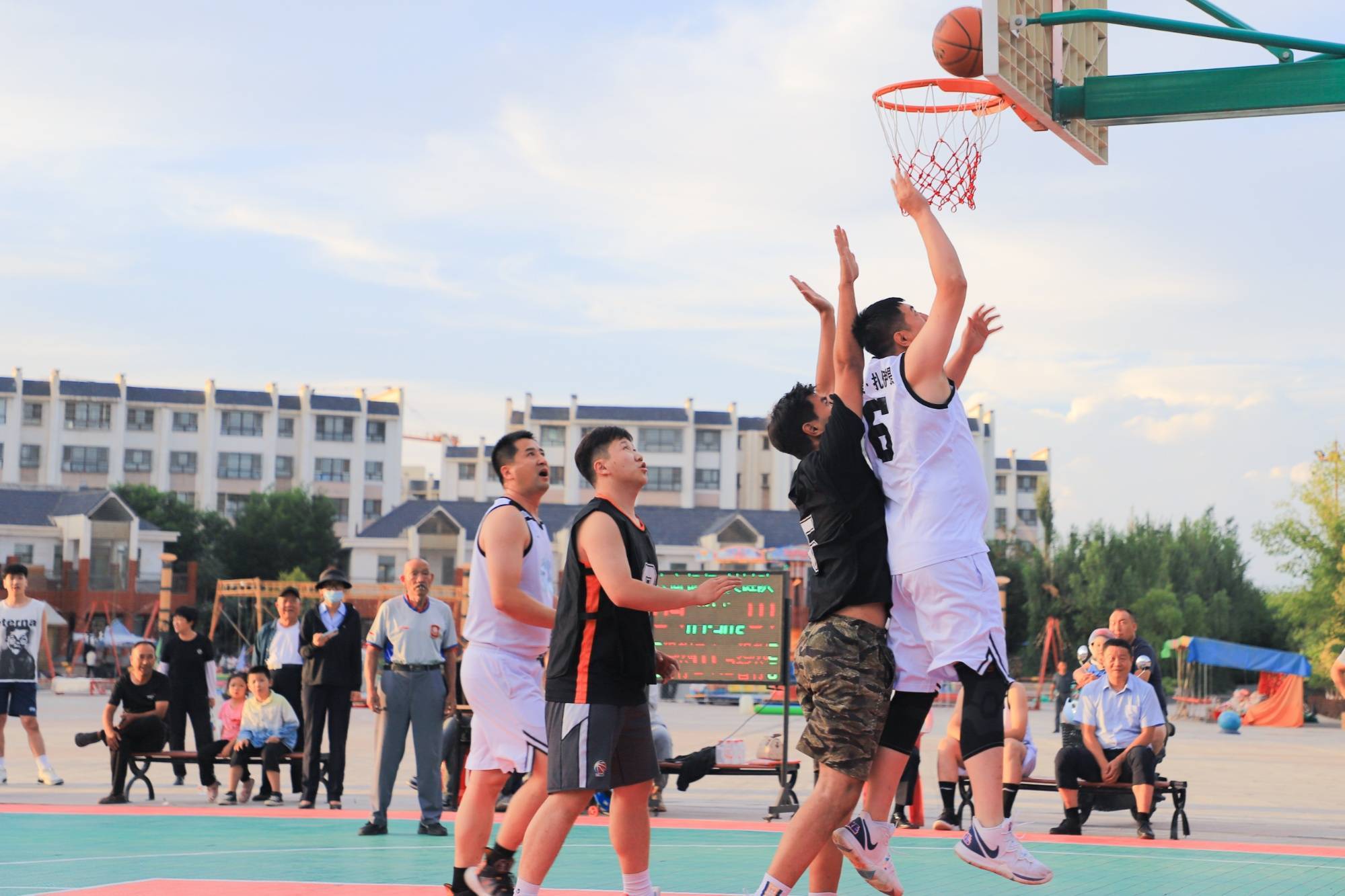 篮球赛场为何如此精彩?球员技艺尽显 篮球赛场为何如此精彩?球员技艺尽显