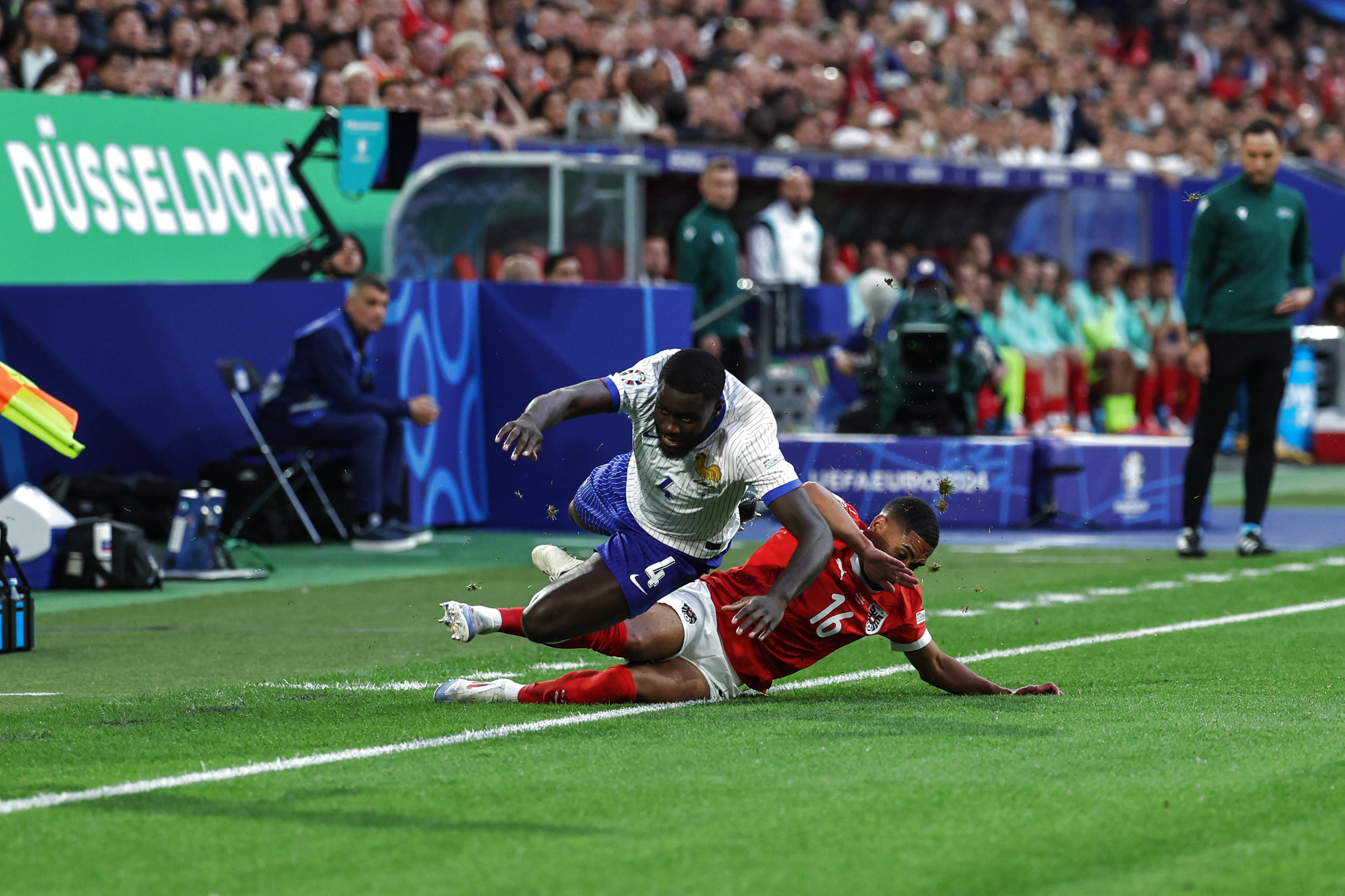 足球欧洲杯强队实力碰撞，球迷热议战况的简单介绍