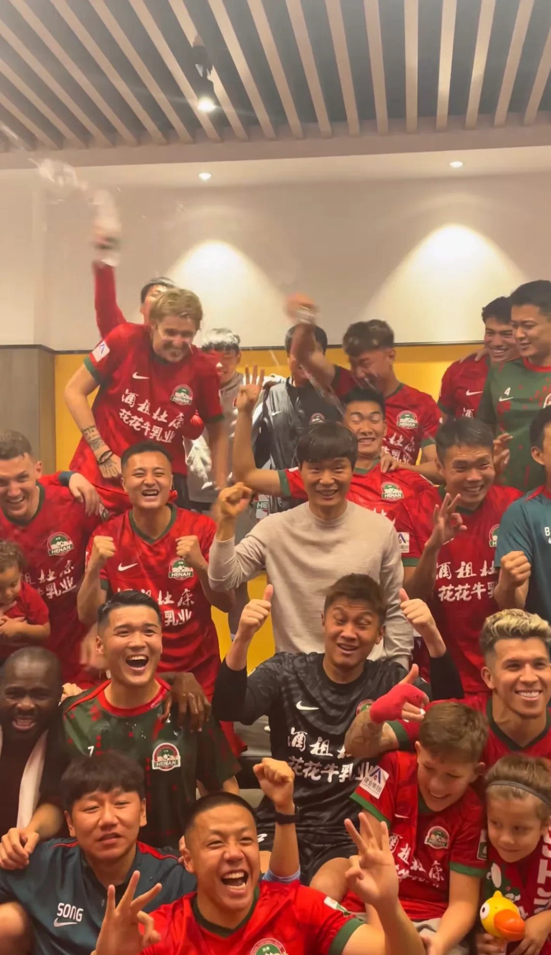 包含河南建业与青岛黄海的对决引爆球迷热情的词条